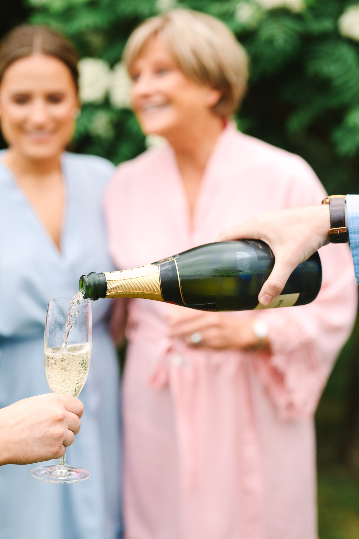Champagne pour on wedding day. Millbrook Resort Queenstown New Zealand wedding by Mary Costa Photography | www.marycostaweddings.com