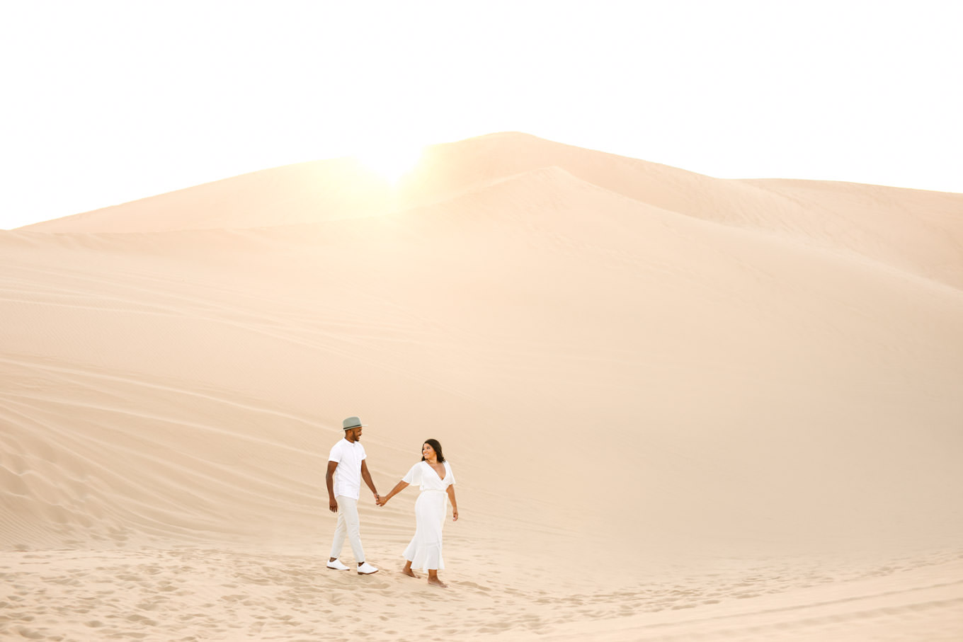 Sand dunes engagement session | Engagement, elopement, and wedding photography roundup of Mary Costa’s favorite images from 2020 | Colorful and elevated photography for fun-loving couples in Southern California | #2020wedding #elopement #weddingphoto #weddingphotography #microwedding   Source: Mary Costa Photography | Los Angeles