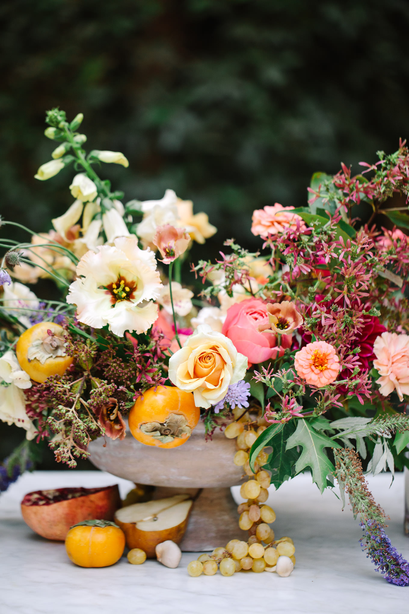 Floral centerpiece with persimmons | Engagement, elopement, and wedding photography roundup of Mary Costa’s favorite images from 2020 | Colorful and elevated photography for fun-loving couples in Southern California | #2020wedding #elopement #weddingphoto #weddingphotography #microwedding   Source: Mary Costa Photography | Los Angeles