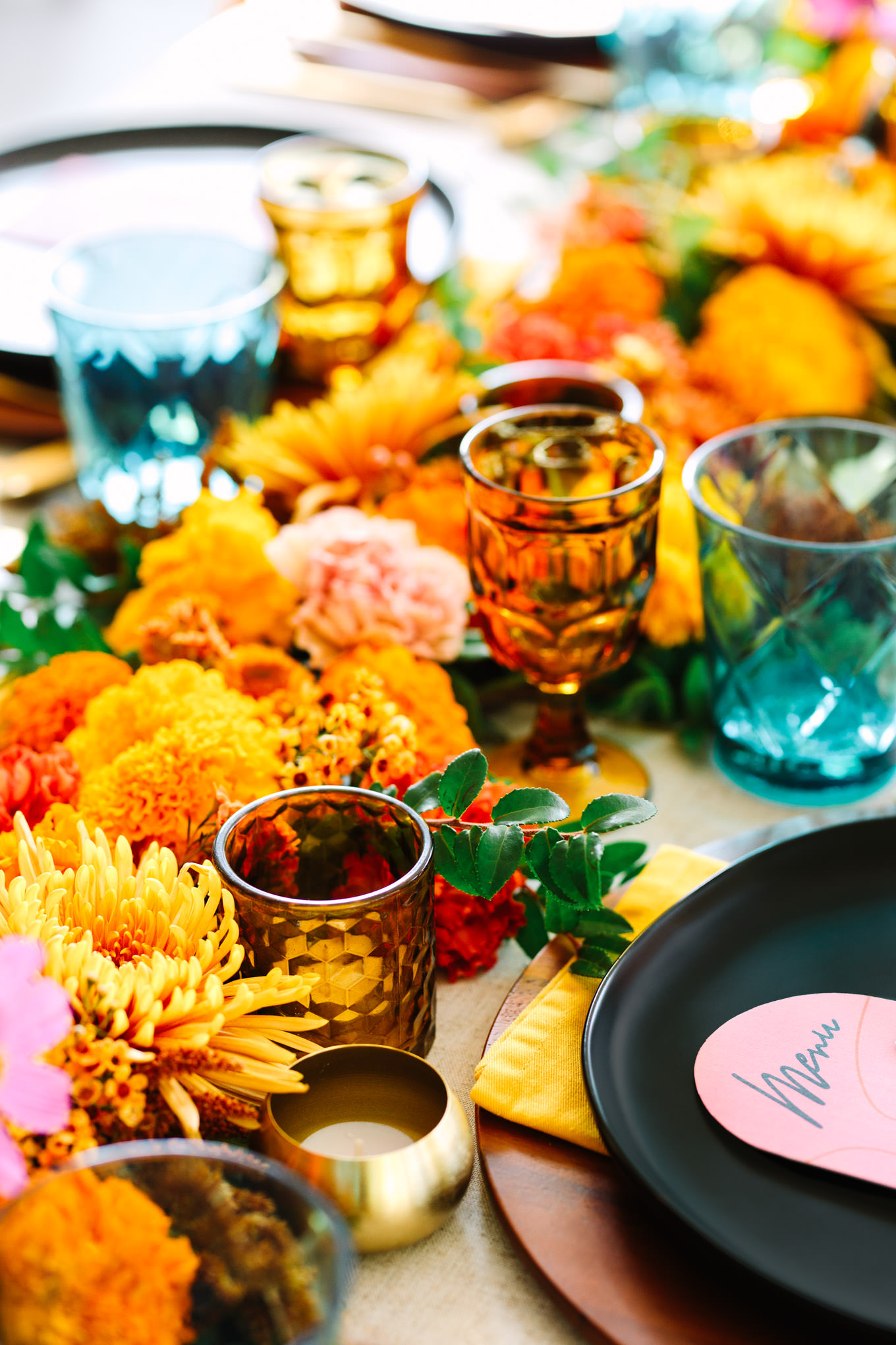Unique wedding colors with tablescape | Vibrant backyard micro wedding featured on Green Wedding Shoes | Colorful LA wedding photography | #losangeleswedding #backyardwedding #microwedding #laweddingphotographer Source: Mary Costa Photography | Los Angeles