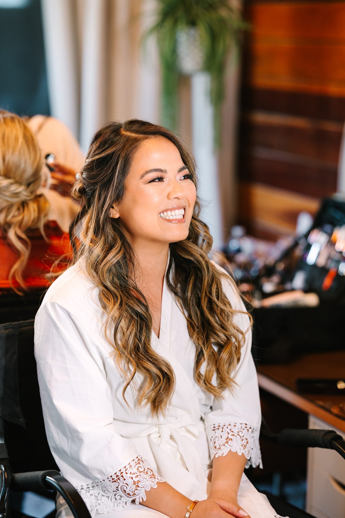 Bride getting ready | Pink and orange Lautner Compound wedding | Colorful Palm Springs wedding photography | #palmspringsphotographer #palmspringswedding #lautnercompound #southerncaliforniawedding  Source: Mary Costa Photography | Los Angeles