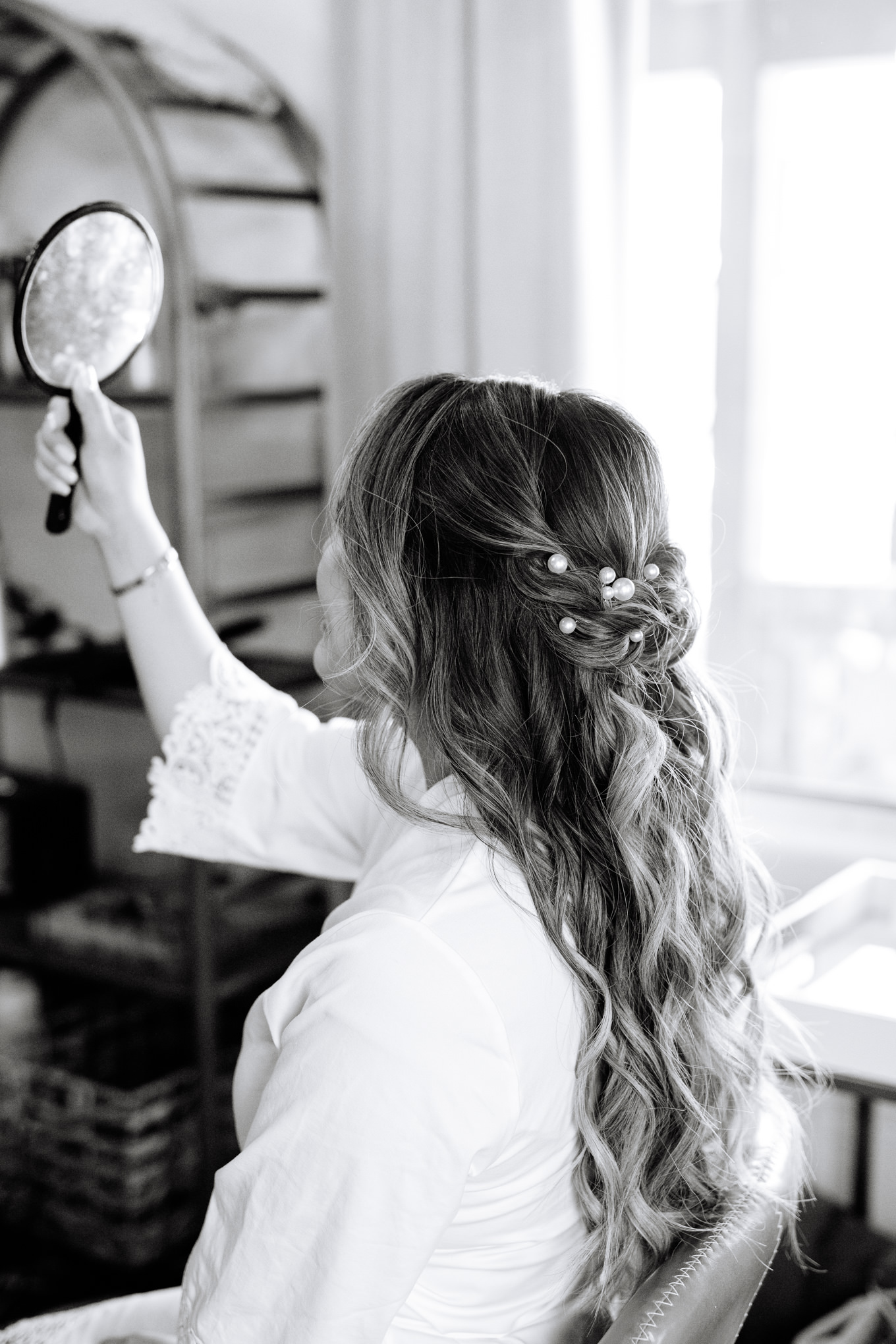 Bride with pearl updo looking in mirror | Pink and orange Lautner Compound wedding | Colorful Palm Springs wedding photography | #palmspringsphotographer #palmspringswedding #lautnercompound #southerncaliforniawedding  Source: Mary Costa Photography | Los Angeles