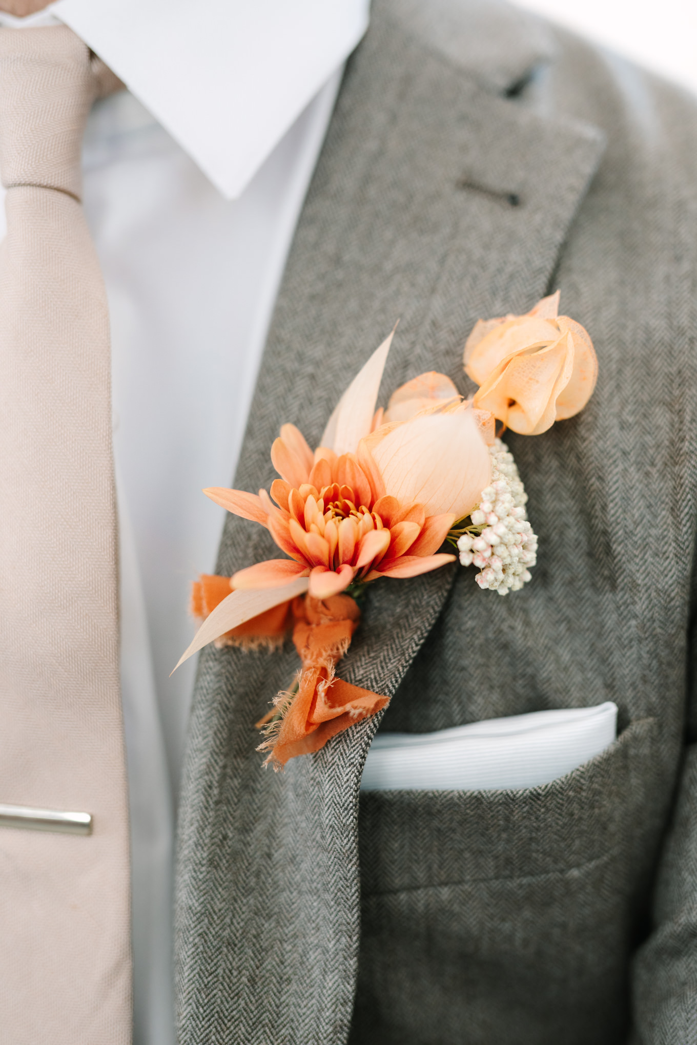 Boutonnière close up | Pink and orange Lautner Compound wedding | Colorful Palm Springs wedding photography | #palmspringsphotographer #palmspringswedding #lautnercompound #southerncaliforniawedding  Source: Mary Costa Photography | Los Angeles