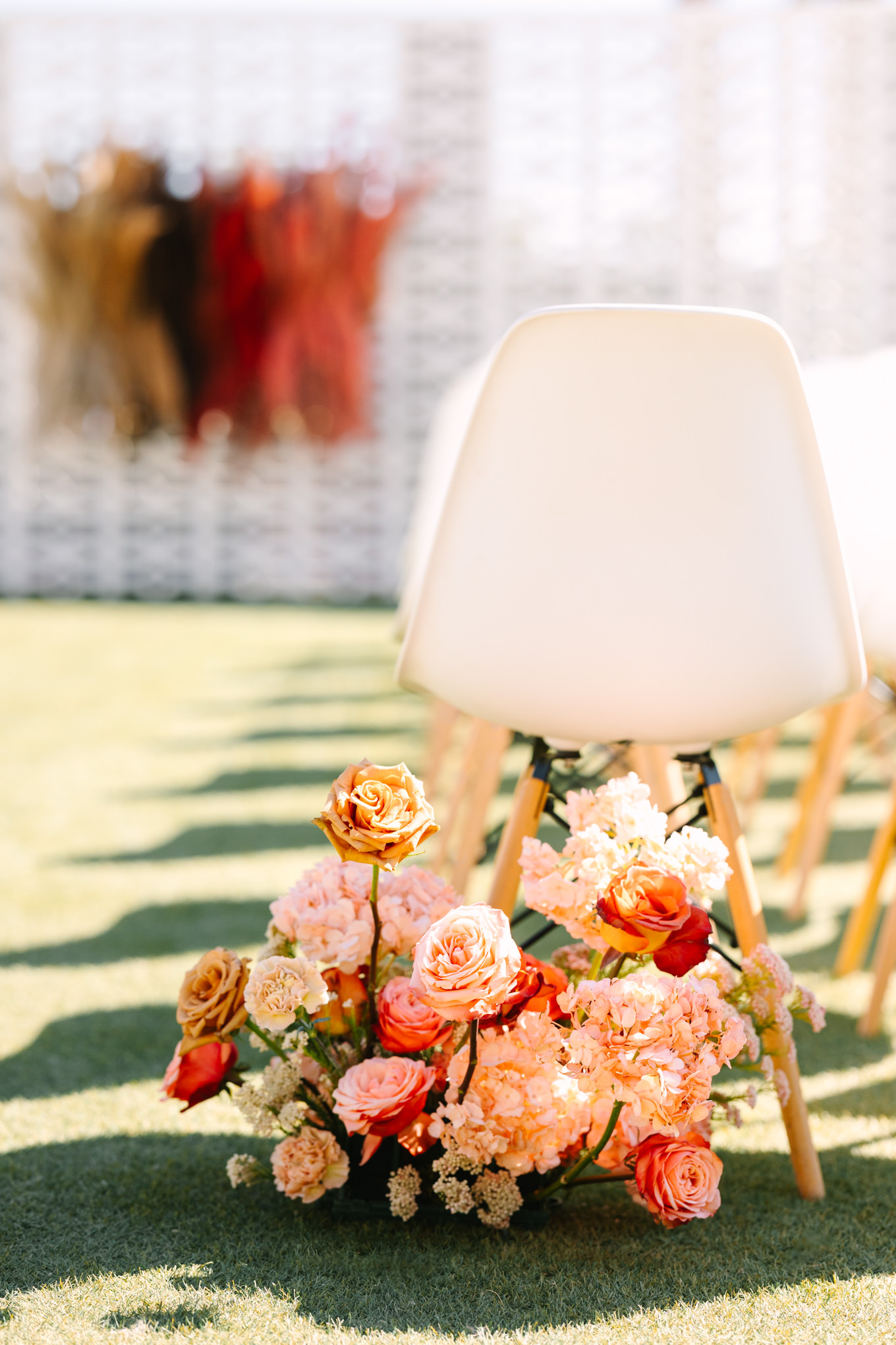 Orange, pink and red floral arrangement | Pink and orange Lautner Compound wedding | Colorful Palm Springs wedding photography | #palmspringsphotographer #palmspringswedding #lautnercompound #southerncaliforniawedding  Source: Mary Costa Photography | Los Angeles