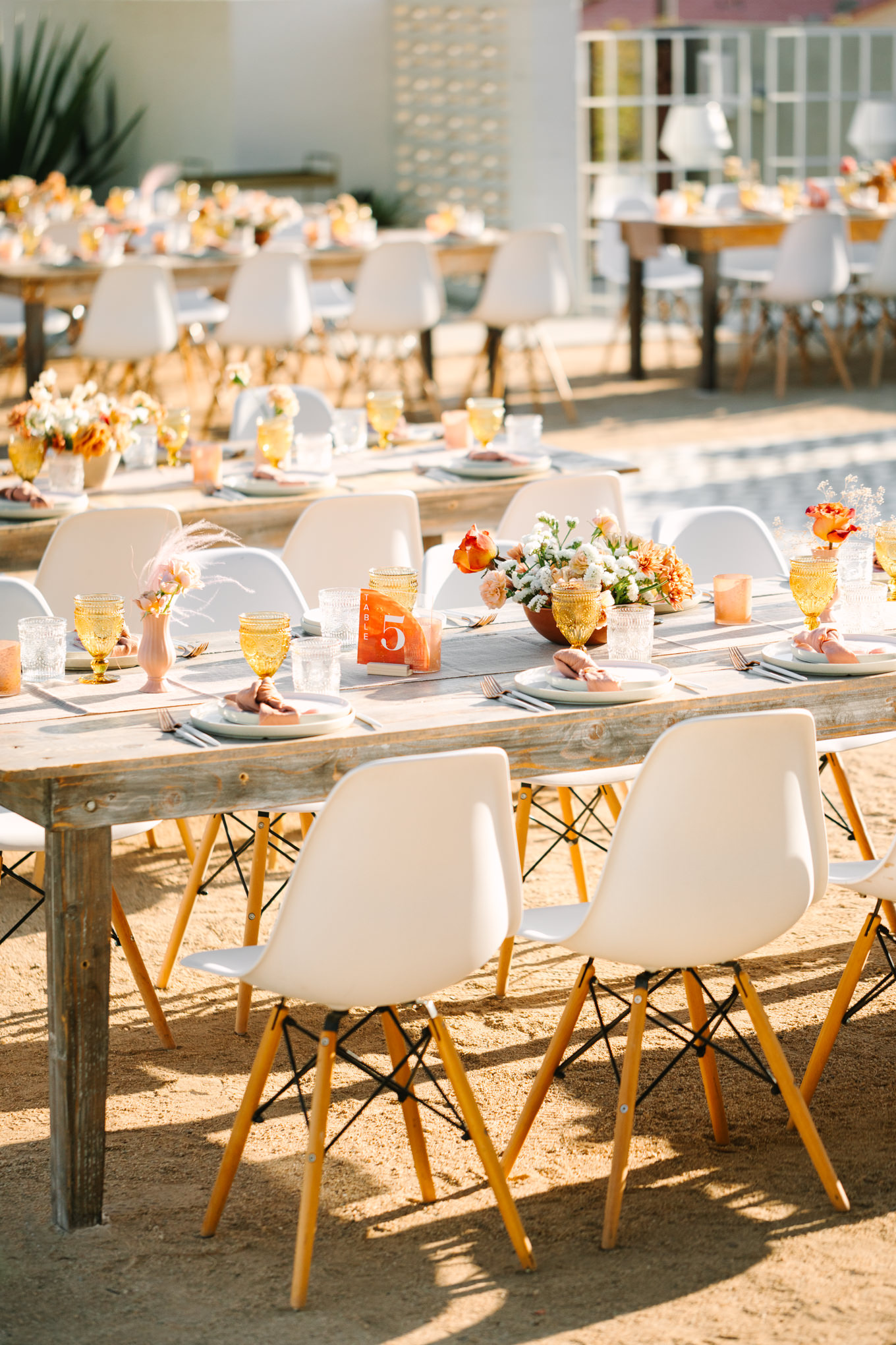 Tables at wedding dinner | Pink and orange Lautner Compound wedding | Colorful Palm Springs wedding photography | #palmspringsphotographer #palmspringswedding #lautnercompound #southerncaliforniawedding  Source: Mary Costa Photography | Los Angeles