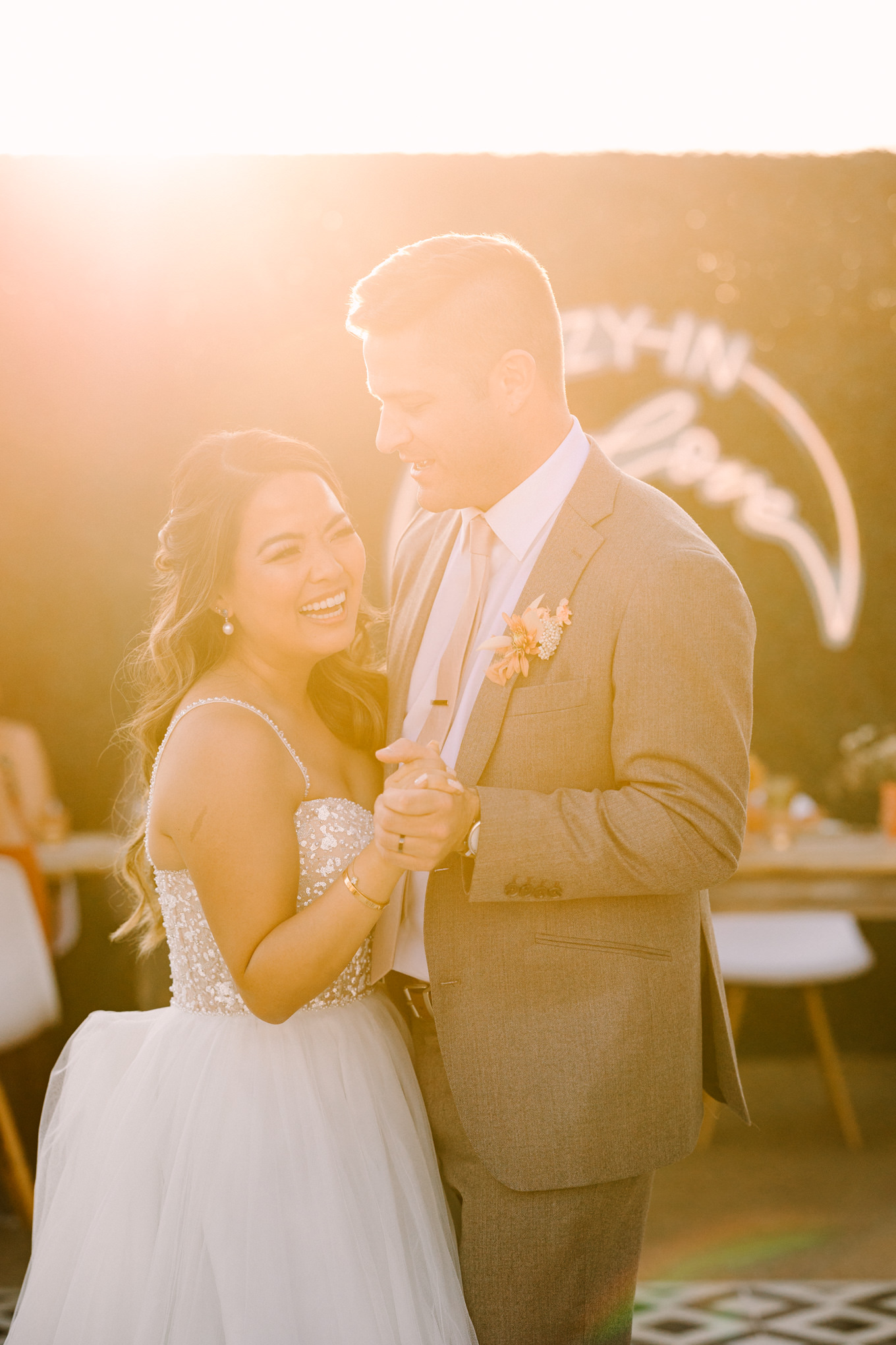 Bride and groom first dance with sun glow | Pink and orange Lautner Compound wedding | Colorful Palm Springs wedding photography | #palmspringsphotographer #palmspringswedding #lautnercompound #southerncaliforniawedding  Source: Mary Costa Photography | Los Angeles