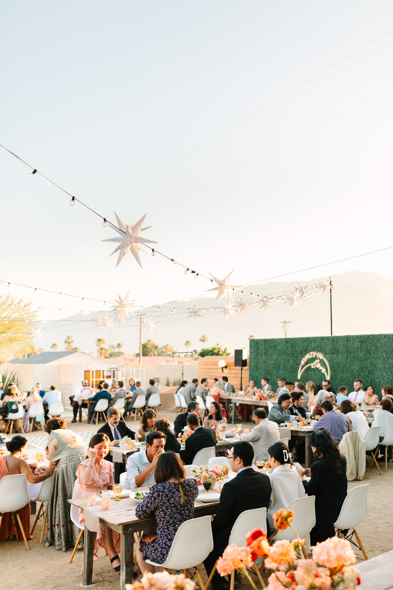 Wedding dinner | Pink and orange Lautner Compound wedding | Colorful Palm Springs wedding photography | #palmspringsphotographer #palmspringswedding #lautnercompound #southerncaliforniawedding  Source: Mary Costa Photography | Los Angeles