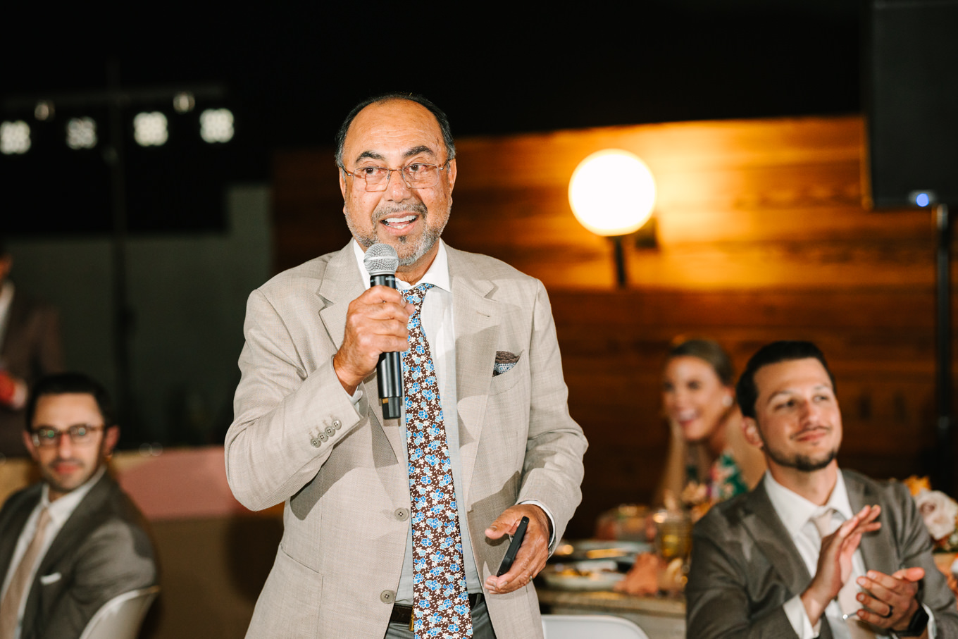 Speeches at wedding reception | Pink and orange Lautner Compound wedding | Colorful Palm Springs wedding photography | #palmspringsphotographer #palmspringswedding #lautnercompound #southerncaliforniawedding  Source: Mary Costa Photography | Los Angeles