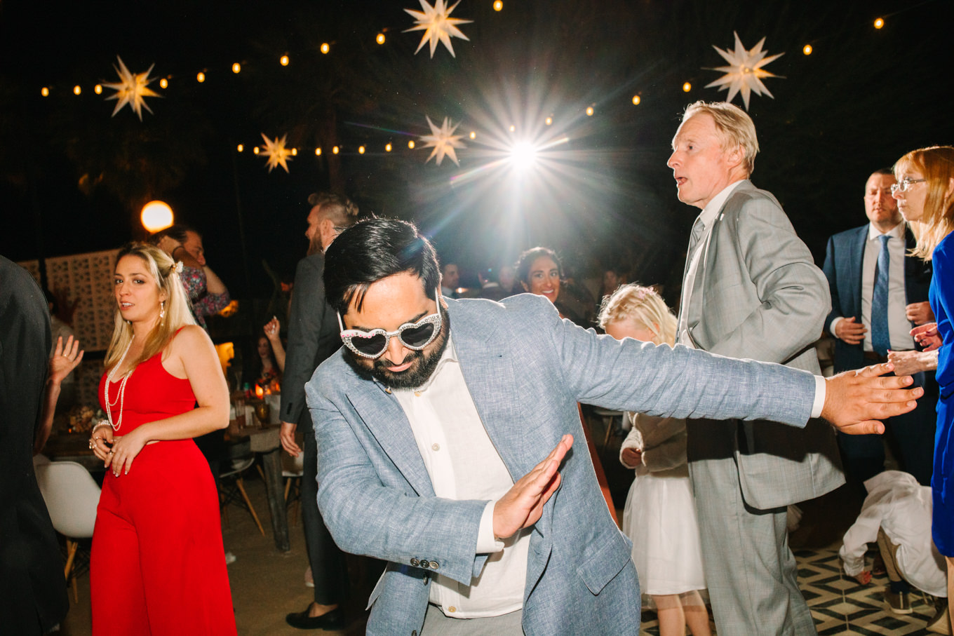Dancing at wedding reception | Pink and orange Lautner Compound wedding | Colorful Palm Springs wedding photography | #palmspringsphotographer #palmspringswedding #lautnercompound #southerncaliforniawedding  Source: Mary Costa Photography | Los Angeles