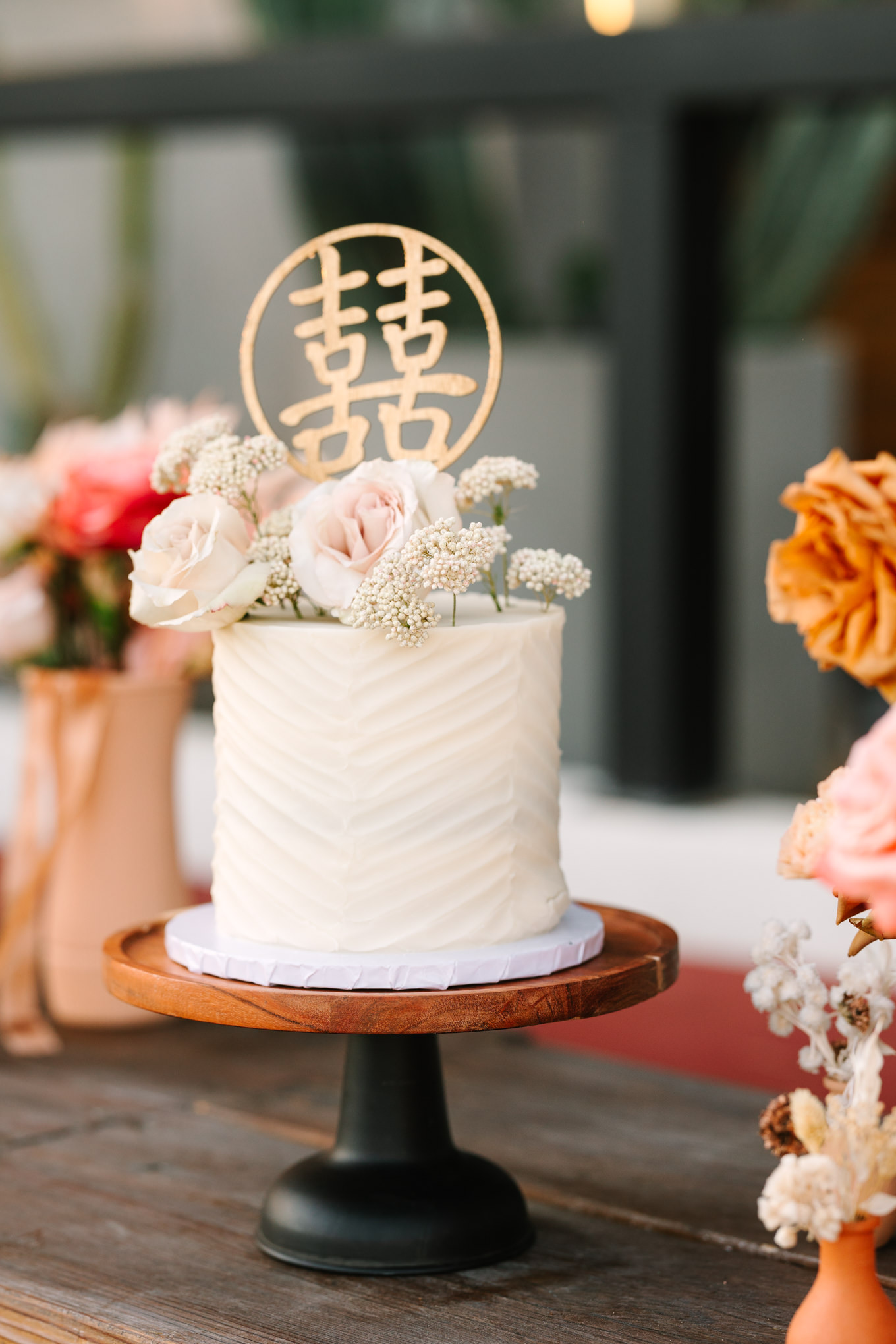 Wedding cake at reception | Pink and orange Lautner Compound wedding | Colorful Palm Springs wedding photography | #palmspringsphotographer #palmspringswedding #lautnercompound #southerncaliforniawedding  Source: Mary Costa Photography | Los Angeles