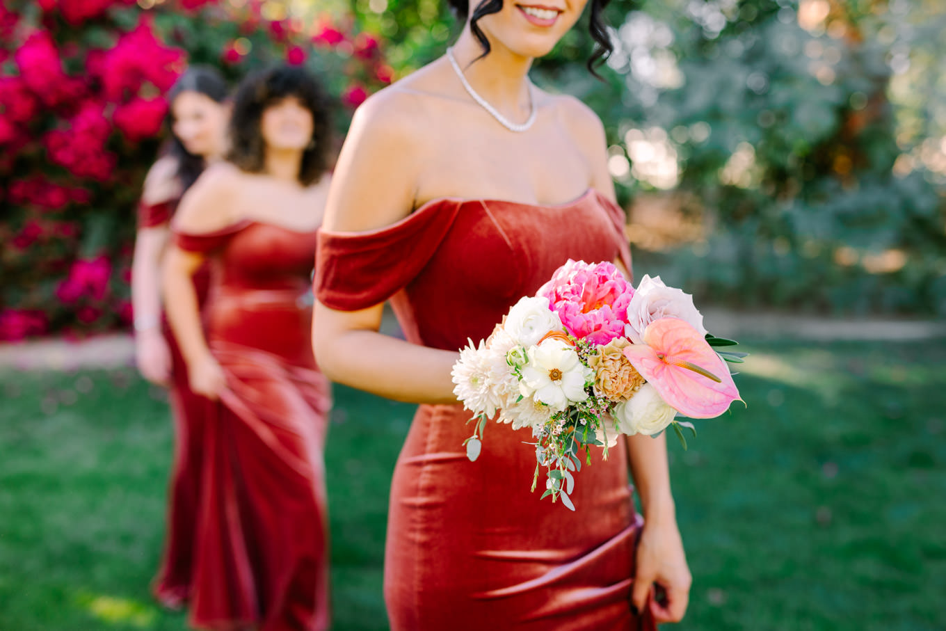 Bridesmaids bouquets | Pink Bougainvillea Estate wedding | Colorful LA wedding photography | #bougainvilleaestate #palmspringswedding #palmspringsweddingvenue #palmspringsphotographer Source: Mary Costa Photography | Los Angeles
