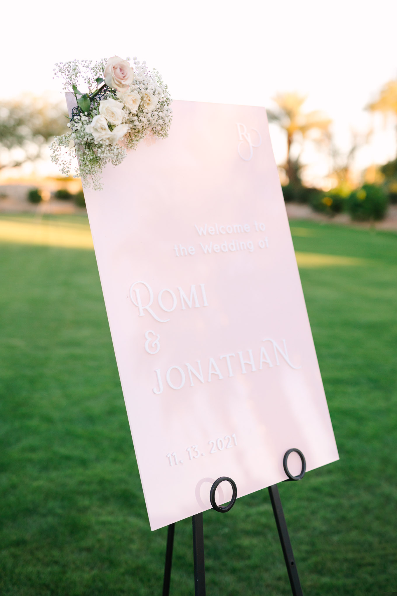 Wedding welcome sign | Pink Bougainvillea Estate wedding | Colorful LA wedding photography | #bougainvilleaestate #palmspringswedding #palmspringsweddingvenue #palmspringsphotographer Source: Mary Costa Photography | Los Angeles