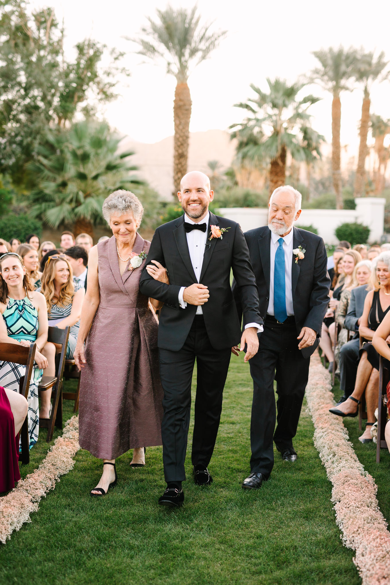 Seating of wedding guests | Pink Bougainvillea Estate wedding | Colorful LA wedding photography | #bougainvilleaestate #palmspringswedding #palmspringsweddingvenue #palmspringsphotographer Source: Mary Costa Photography | Los Angeles