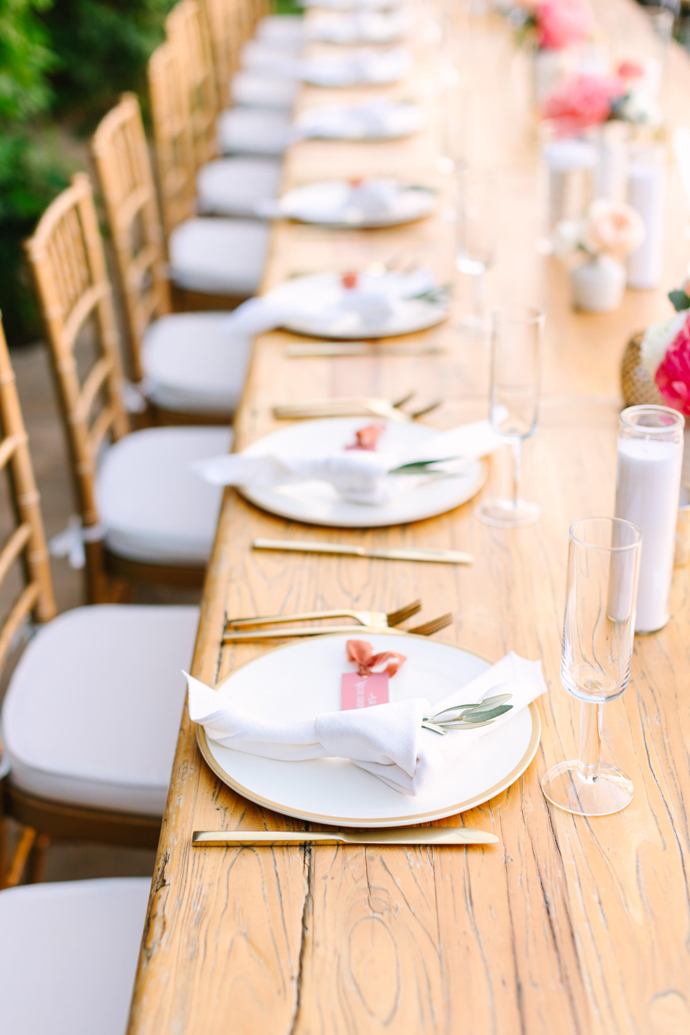 Reception dinnerware | Pink Bougainvillea Estate wedding | Colorful LA wedding photography | #bougainvilleaestate #palmspringswedding #palmspringsweddingvenue #palmspringsphotographer Source: Mary Costa Photography | Los Angeles