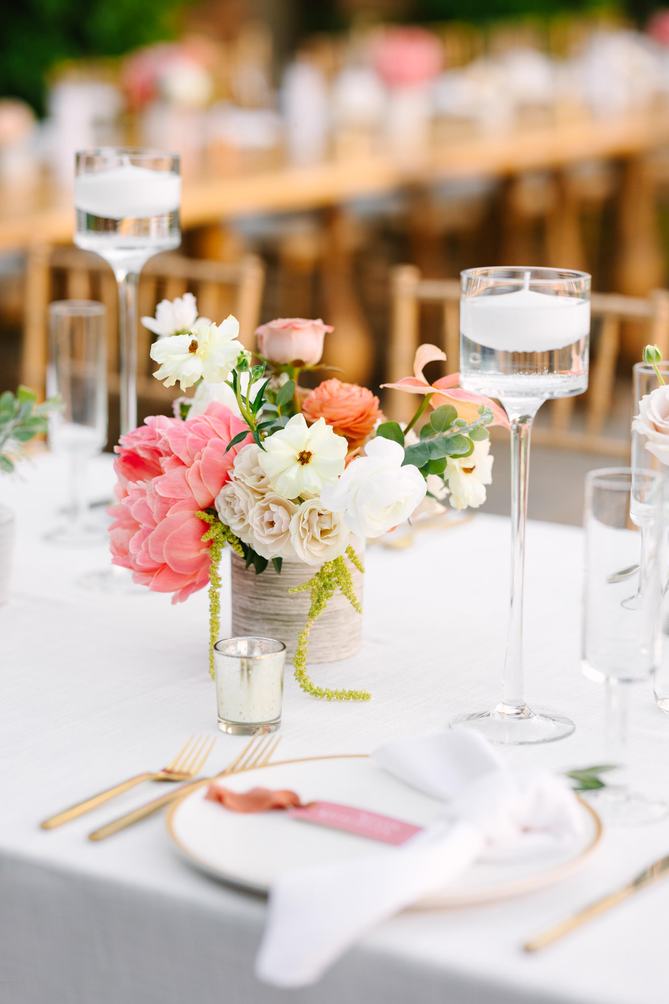 Tabletop centerpieces | Pink Bougainvillea Estate wedding | Colorful LA wedding photography | #bougainvilleaestate #palmspringswedding #palmspringsweddingvenue #palmspringsphotographer Source: Mary Costa Photography | Los Angeles