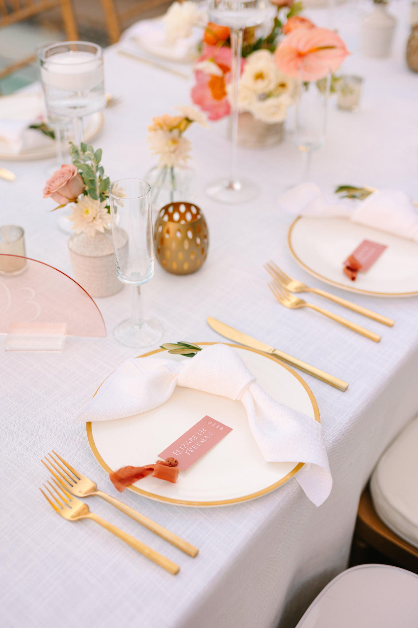 Reception place settings | Pink Bougainvillea Estate wedding | Colorful LA wedding photography | #bougainvilleaestate #palmspringswedding #palmspringsweddingvenue #palmspringsphotographer Source: Mary Costa Photography | Los Angeles