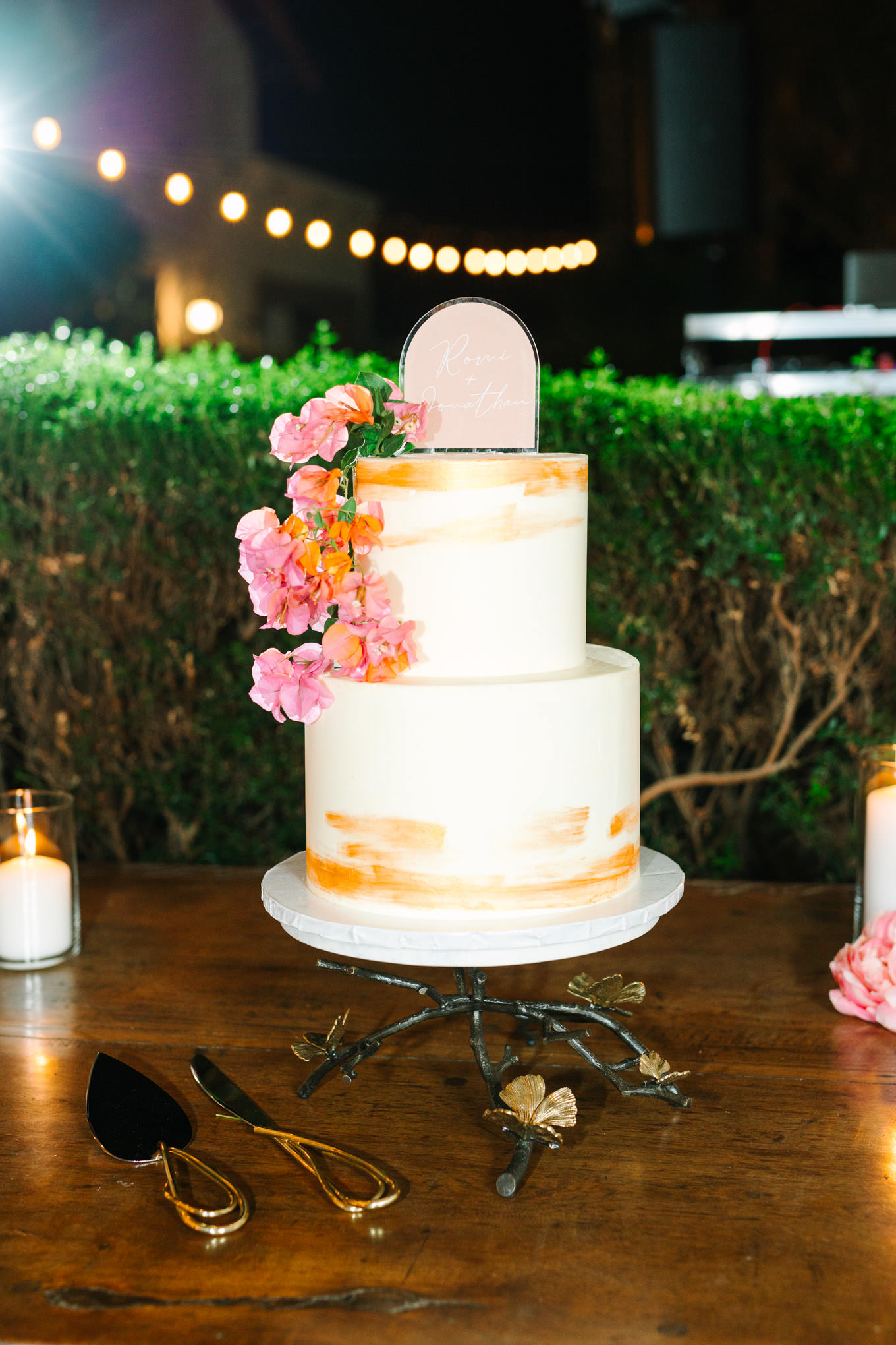 Wedding cake | Pink Bougainvillea Estate wedding | Colorful LA wedding photography | #bougainvilleaestate #palmspringswedding #palmspringsweddingvenue #palmspringsphotographer Source: Mary Costa Photography | Los Angeles