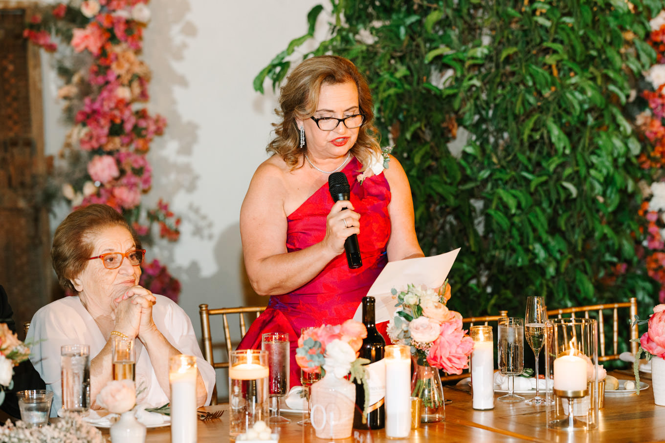 Guest giving a speech | Pink Bougainvillea Estate wedding | Colorful LA wedding photography | #bougainvilleaestate #palmspringswedding #palmspringsweddingvenue #palmspringsphotographer Source: Mary Costa Photography | Los Angeles