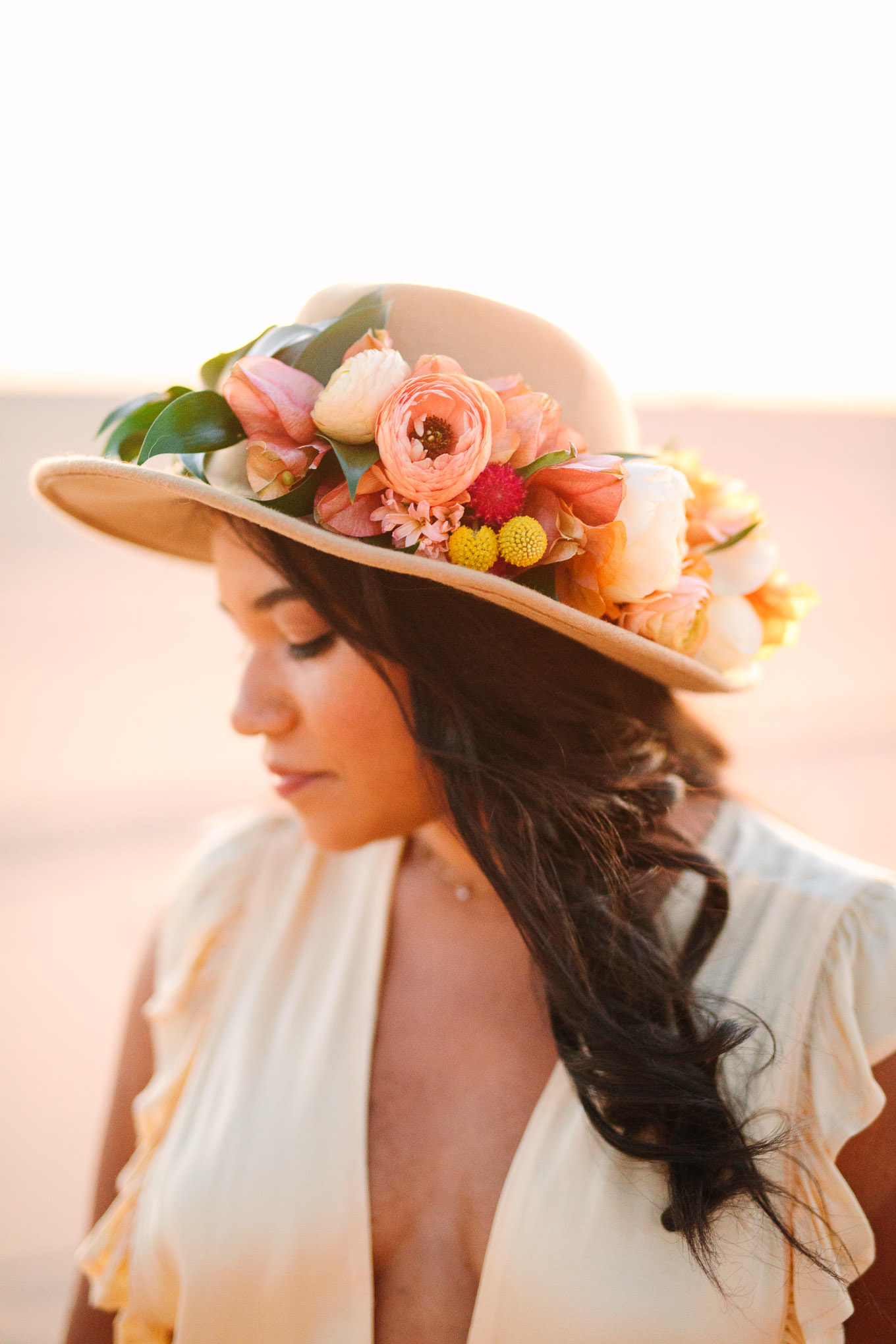Bride to be in a sun hat with florals | California Sand Dunes engagement session | Colorful Palm Springs wedding photography | #palmspringsphotographer #sanddunes #engagementsession #southerncalifornia  Source: Mary Costa Photography | Los Angeles