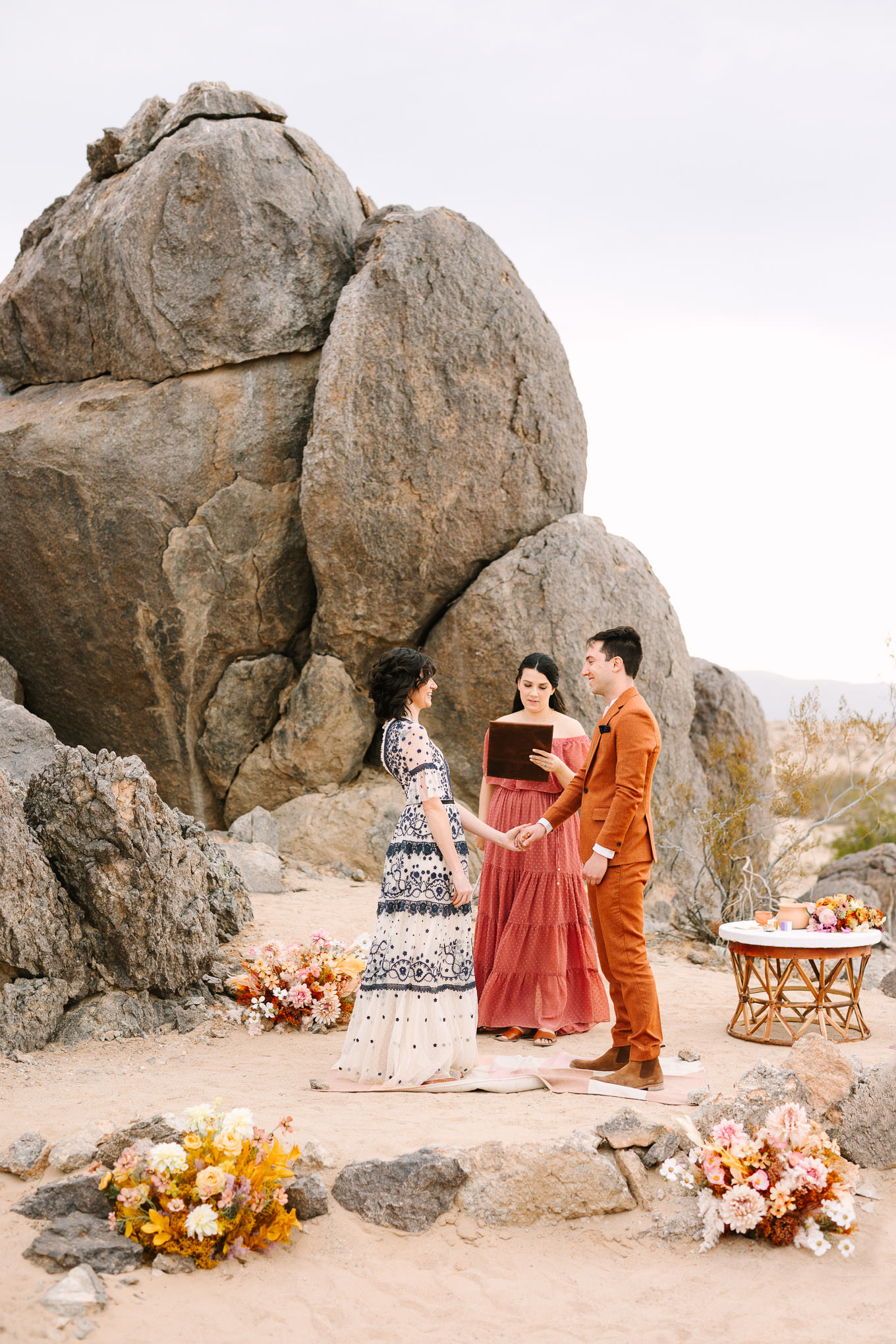 Nowhere Joshua Tree wedding | Wedding and elopement photography roundup | Los Angeles and Palm Springs photographer | #losangeleswedding #palmspringswedding #elopementphotographer Source: Mary Costa Photography | Los Angeles