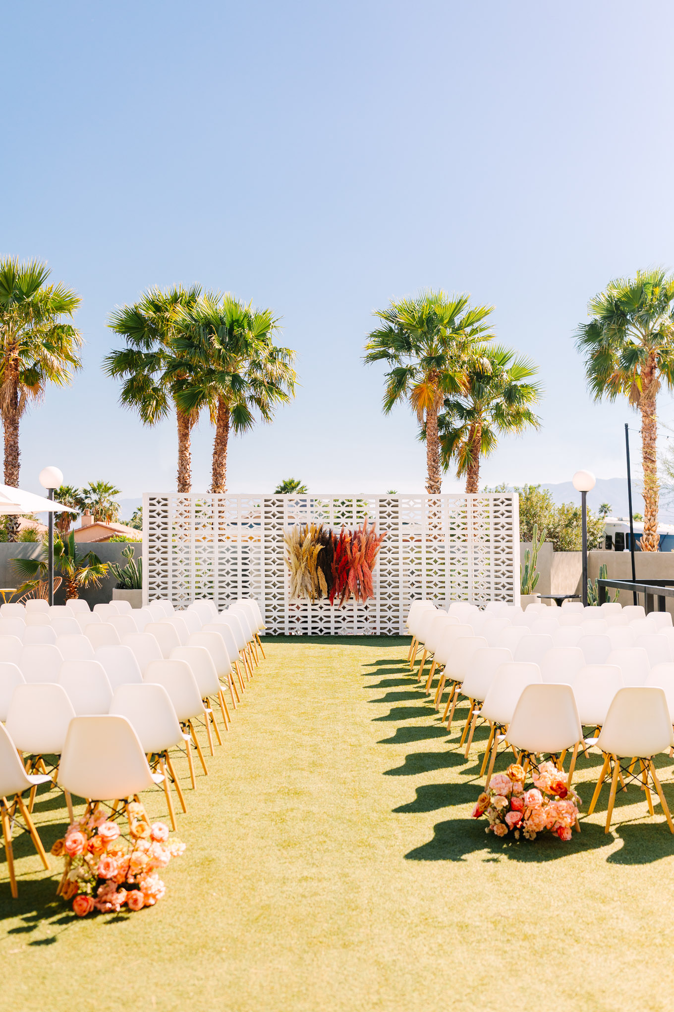 Wedding at The Lautner Compound in Palm Springs | Wedding and elopement photography roundup | Los Angeles and Palm Springs photographer | #losangeleswedding #palmspringswedding #elopementphotographer Source: Mary Costa Photography | Los Angeles