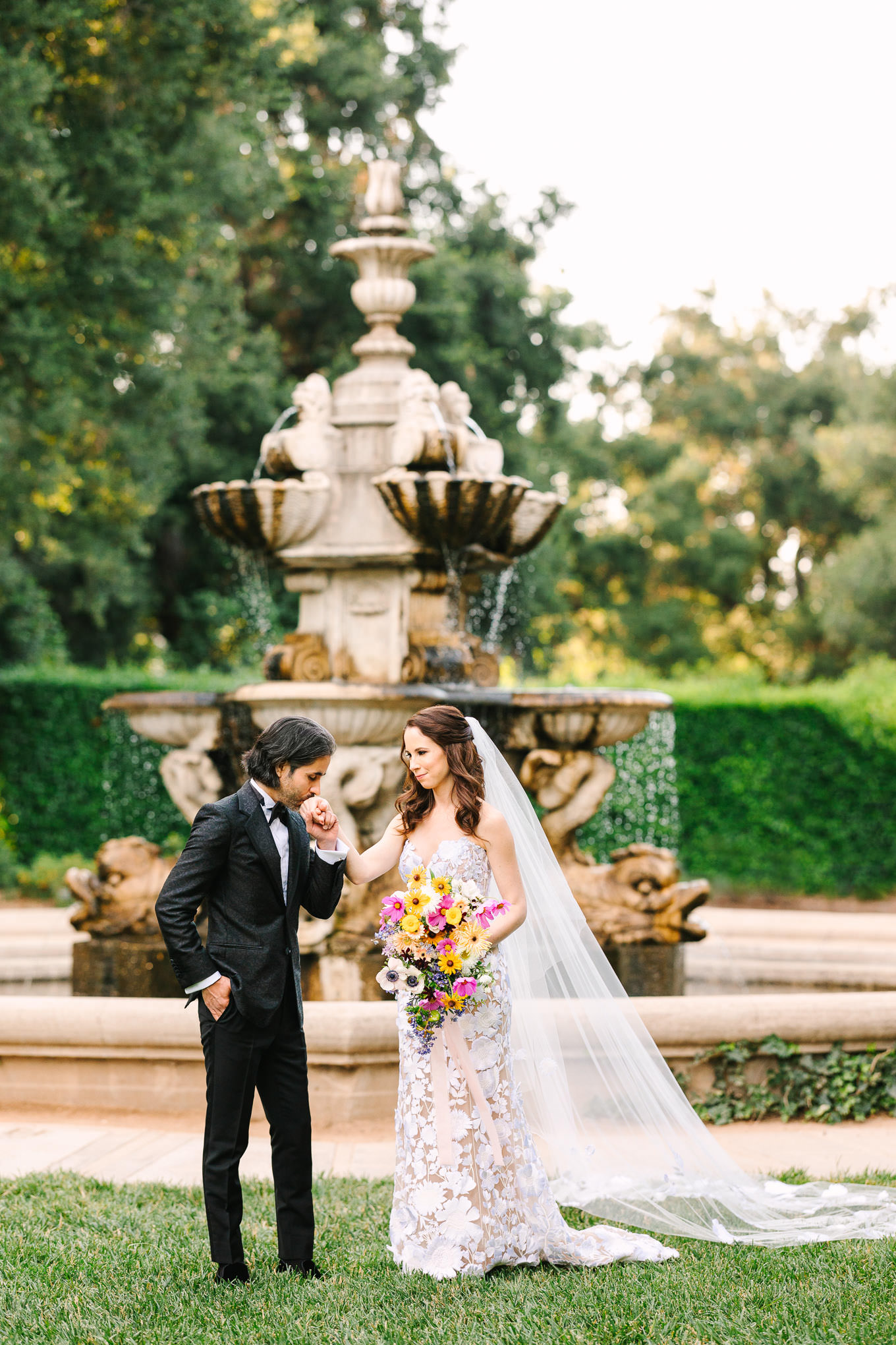 Huntington Gardens Pasadena wedding | Wedding and elopement photography roundup | Los Angeles and Palm Springs photographer | #losangeleswedding #palmspringswedding #elopementphotographer Source: Mary Costa Photography | Los Angeles