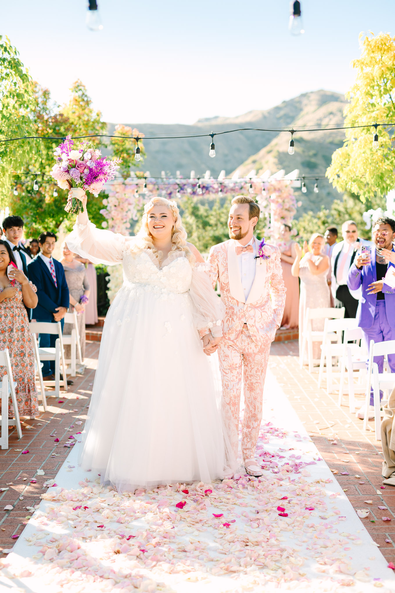 Heather Traska's wedding at Castaway Burbank | Wedding and elopement photography roundup | Los Angeles and Palm Springs photographer | #losangeleswedding #palmspringswedding #elopementphotographer Source: Mary Costa Photography | Los Angeles