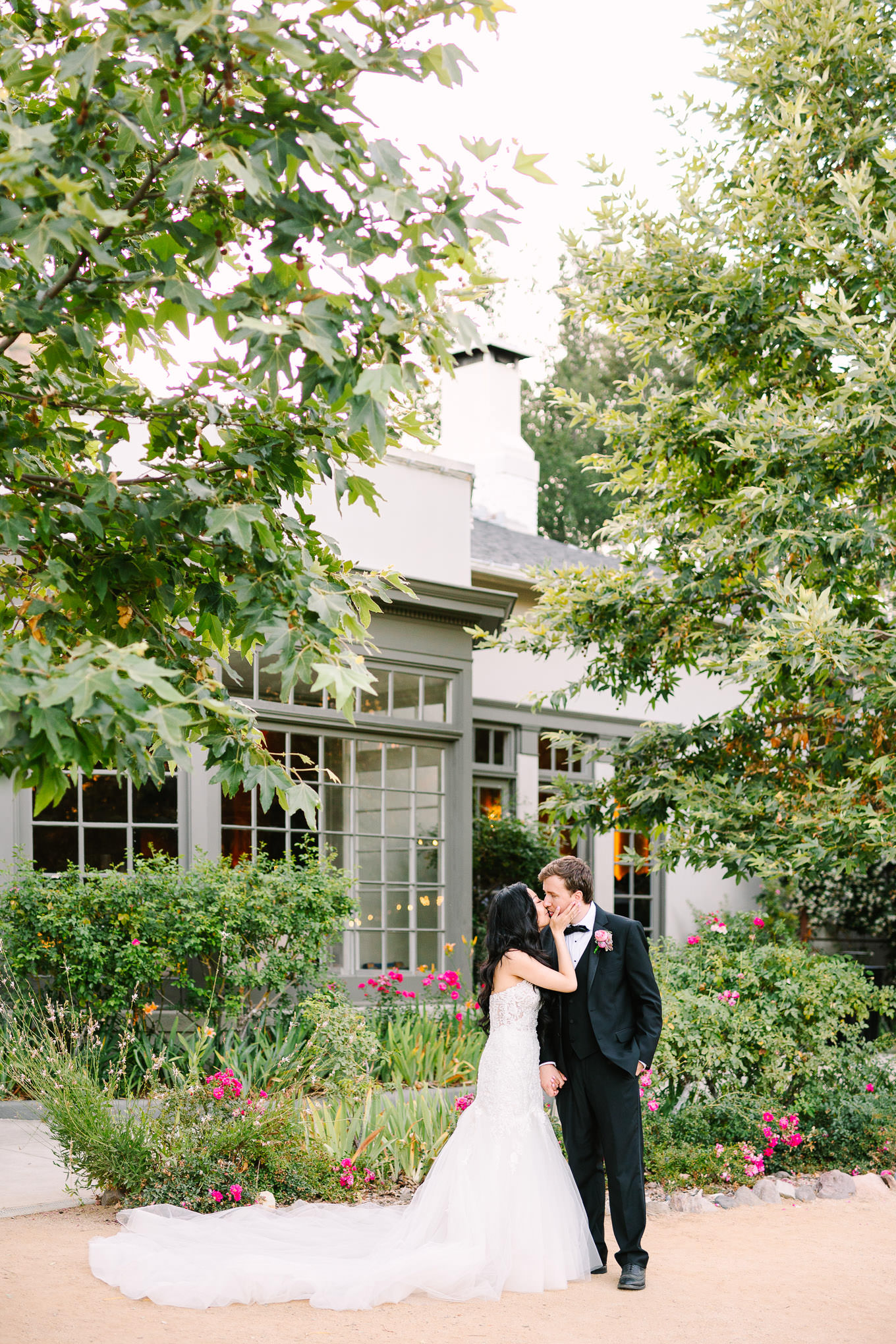 Malibou Lake Lodge wedding | Wedding and elopement photography roundup | Los Angeles and Palm Springs photographer | #losangeleswedding #palmspringswedding #elopementphotographer Source: Mary Costa Photography | Los Angeles