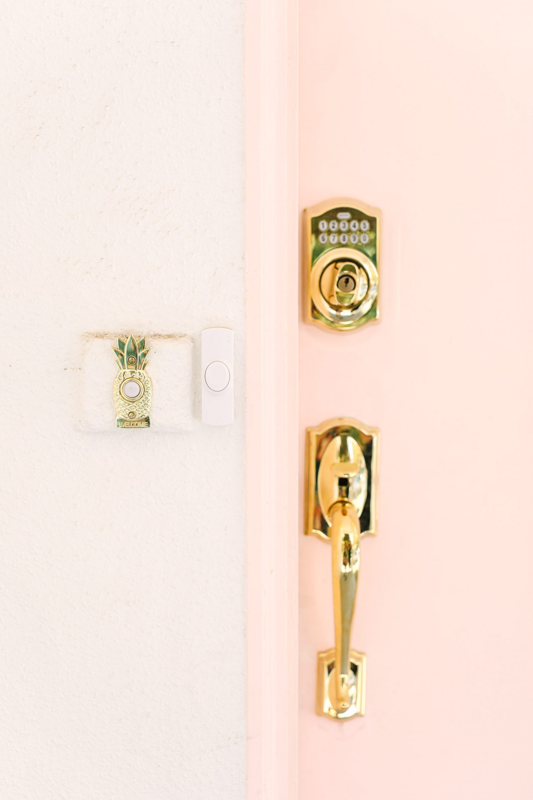 Cute airbnb door opening with pineapple doorbell - www.marycostaweddings.com