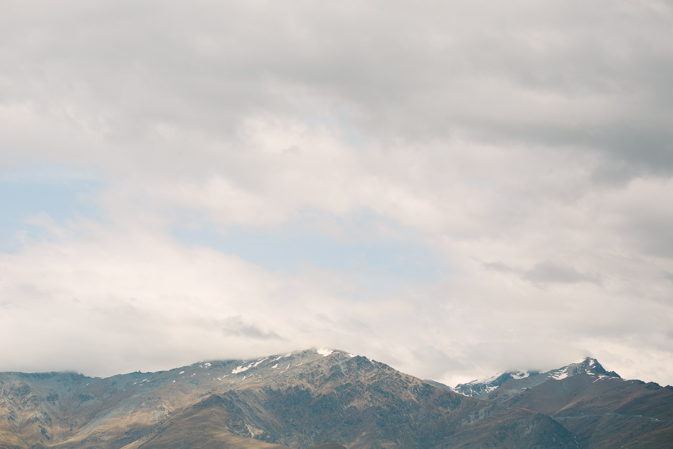 Queenstown New Zealand mountaintops by Mary Costa Photography | www.marycostaweddings.com