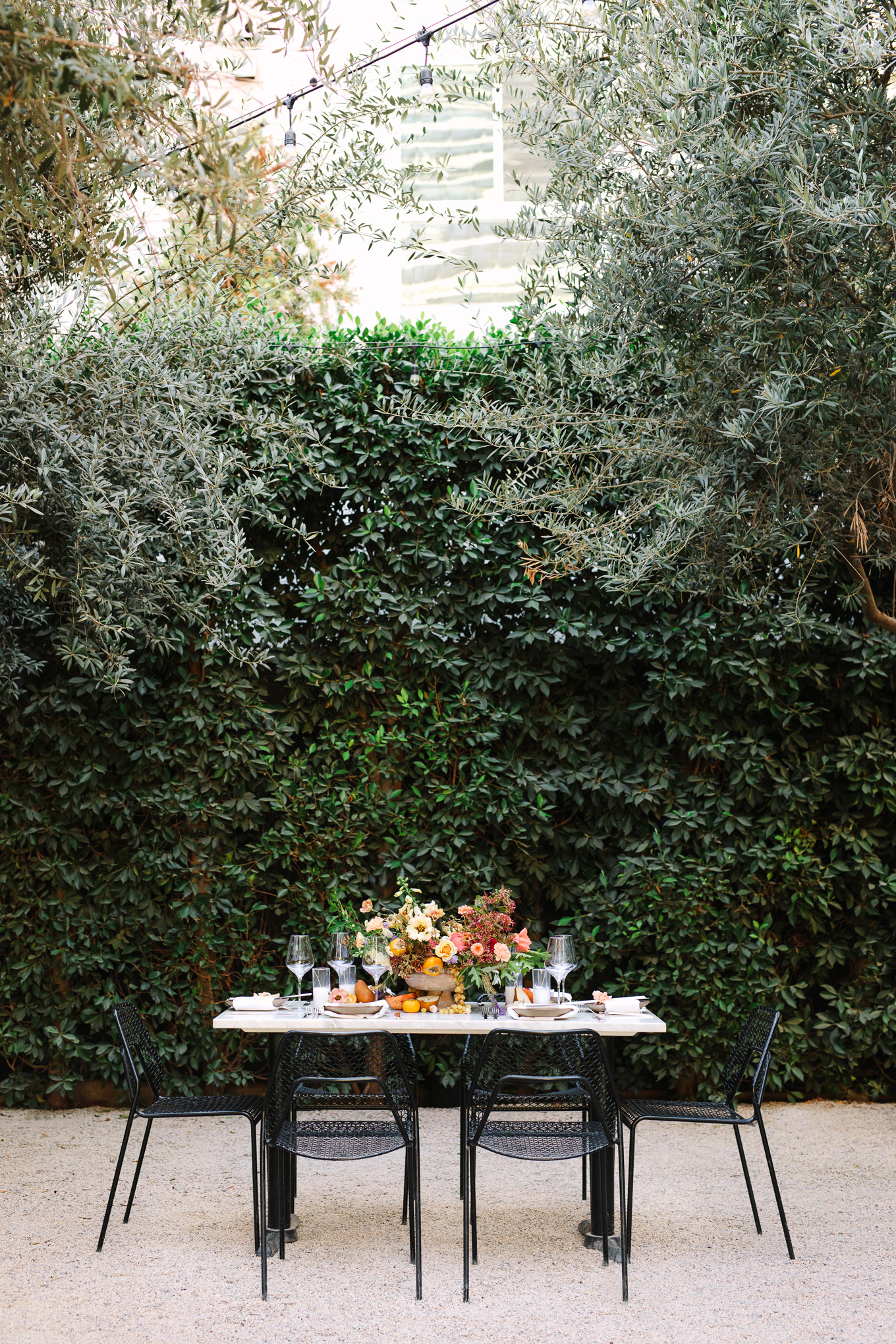Redbird DTLA garden table inspo | Best Southern California Garden Wedding Venues | Colorful and elevated wedding photography for fun-loving couples | #gardenvenue #weddingvenue #socalweddingvenue #bouquetideas #uniquebouquet   Source: Mary Costa Photography | Los Angeles 