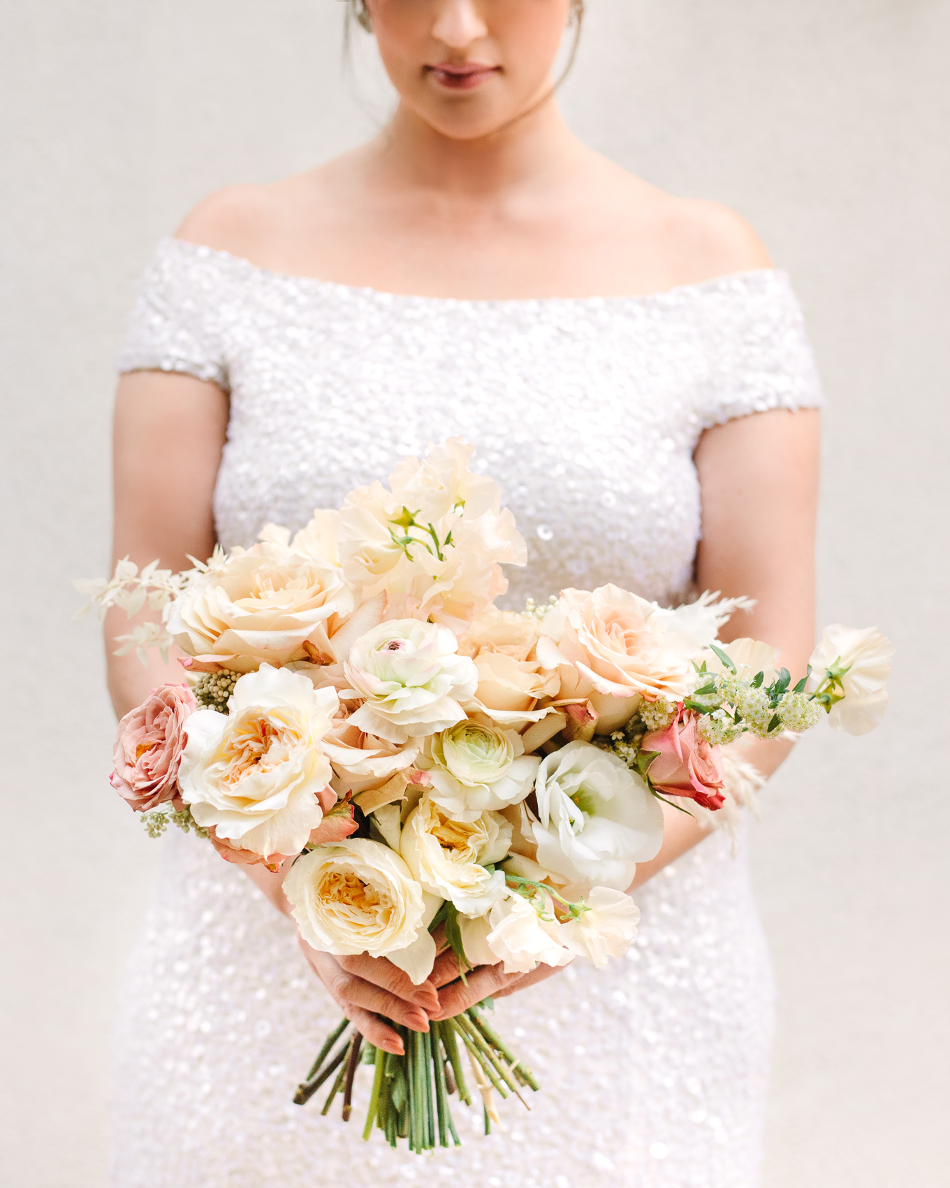 Neutral cream wedding bouquet | Beautiful bridal bouquet inspiration and advice | Colorful and elevated wedding photography for fun-loving couples in Southern California | #weddingflowers #weddingbouquet #bridebouquet #bouquetideas #uniquebouquet   Source: Mary Costa Photography | Los Angeles
