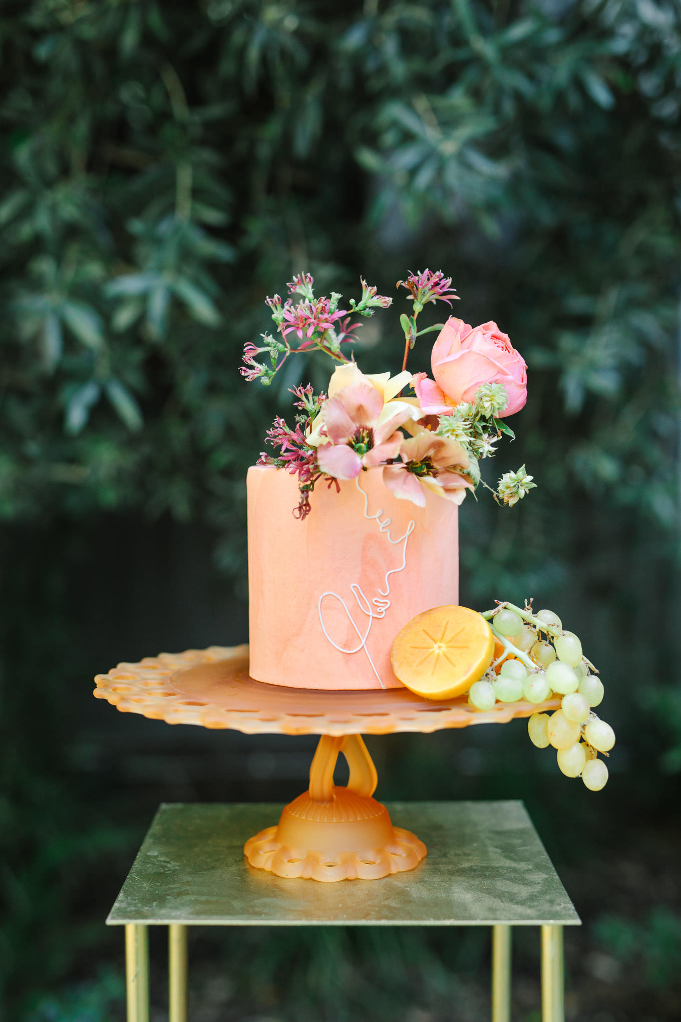 Creative blush wedding cake at Redbird elopement by Nicole Bakes Cakes | Engagement, elopement, and wedding photography roundup of Mary Costa’s favorite images from 2020 | Colorful and elevated photography for fun-loving couples in Southern California | #2020wedding #elopement #weddingphoto #weddingphotography #microwedding   Source: Mary Costa Photography | Los Angeles