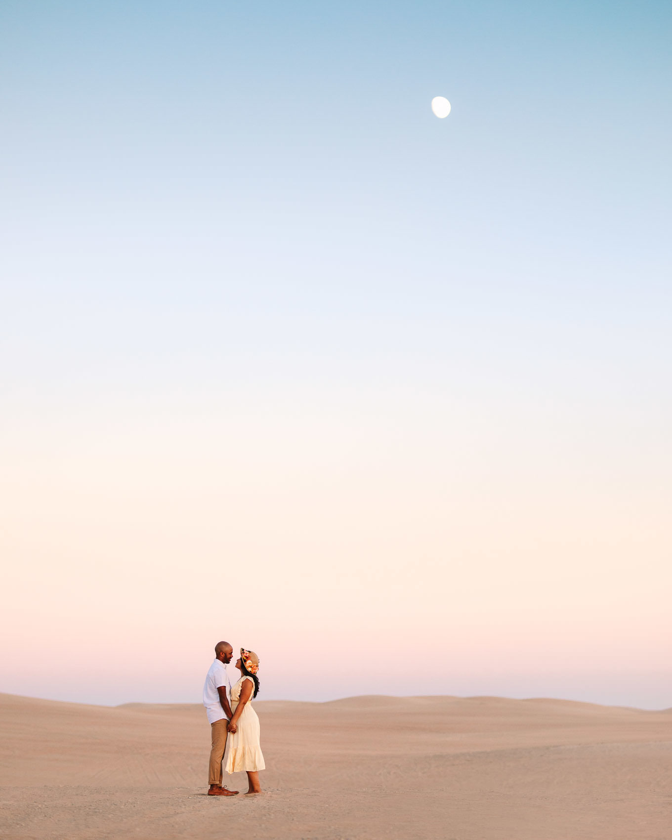 Beautiful sand dune engagement | California Sand Dunes engagement session | Colorful Palm Springs wedding photography | #palmspringsphotographer #sanddunes #engagementsession #southerncalifornia  Source: Mary Costa Photography | Los Angeles