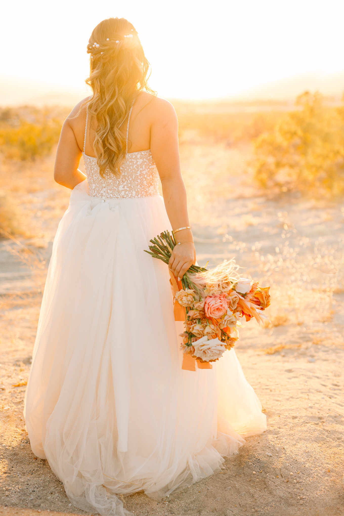 Bride at sunset | Pink and orange Lautner Compound wedding | Colorful Palm Springs wedding photography | #palmspringsphotographer #palmspringswedding #lautnercompound #southerncaliforniawedding  Source: Mary Costa Photography | Los Angeles