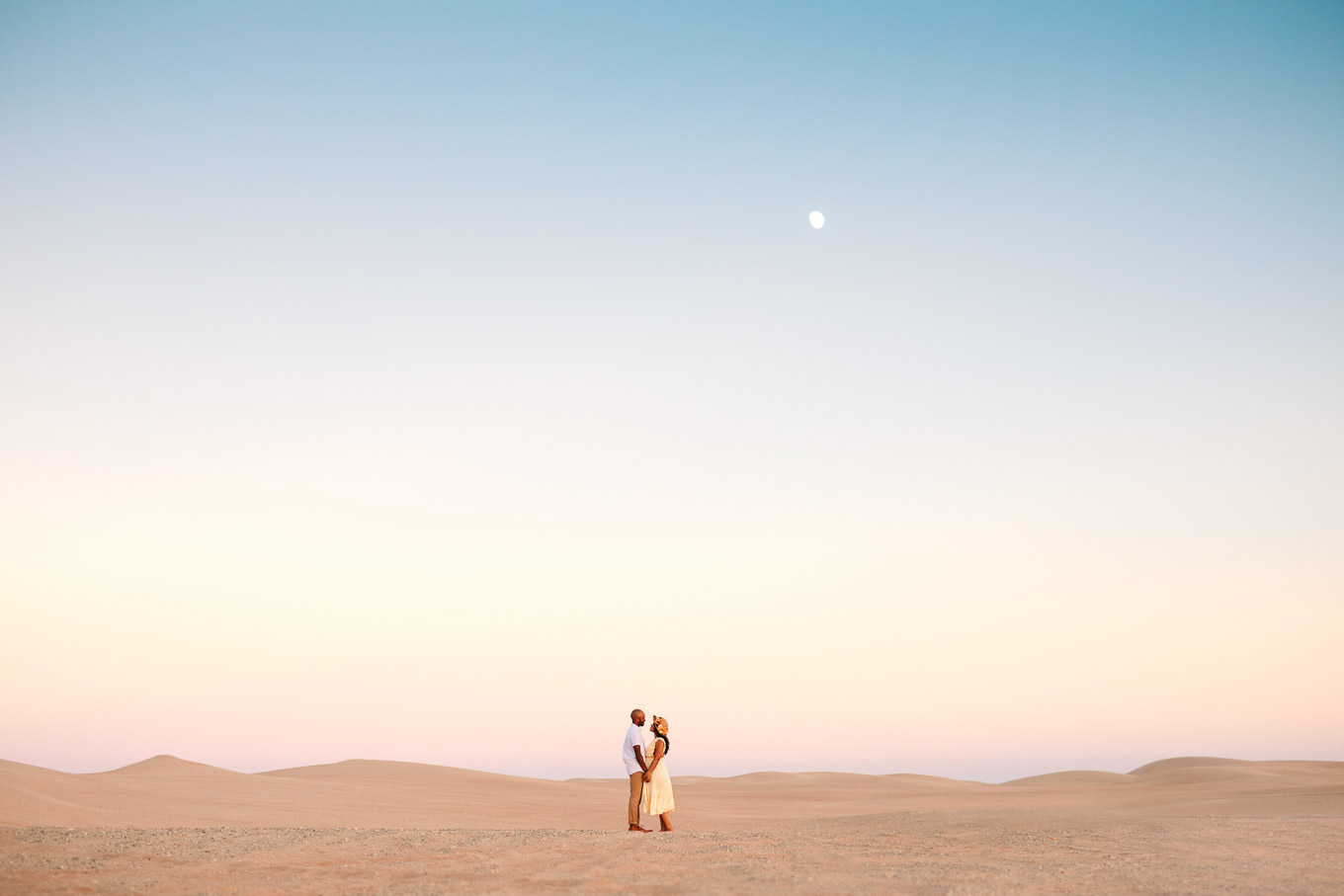 Beautiful sand dune engagement | California Sand Dunes engagement session | Colorful Palm Springs wedding photography | #palmspringsphotographer #sanddunes #engagementsession #southerncalifornia  Source: Mary Costa Photography | Los Angeles