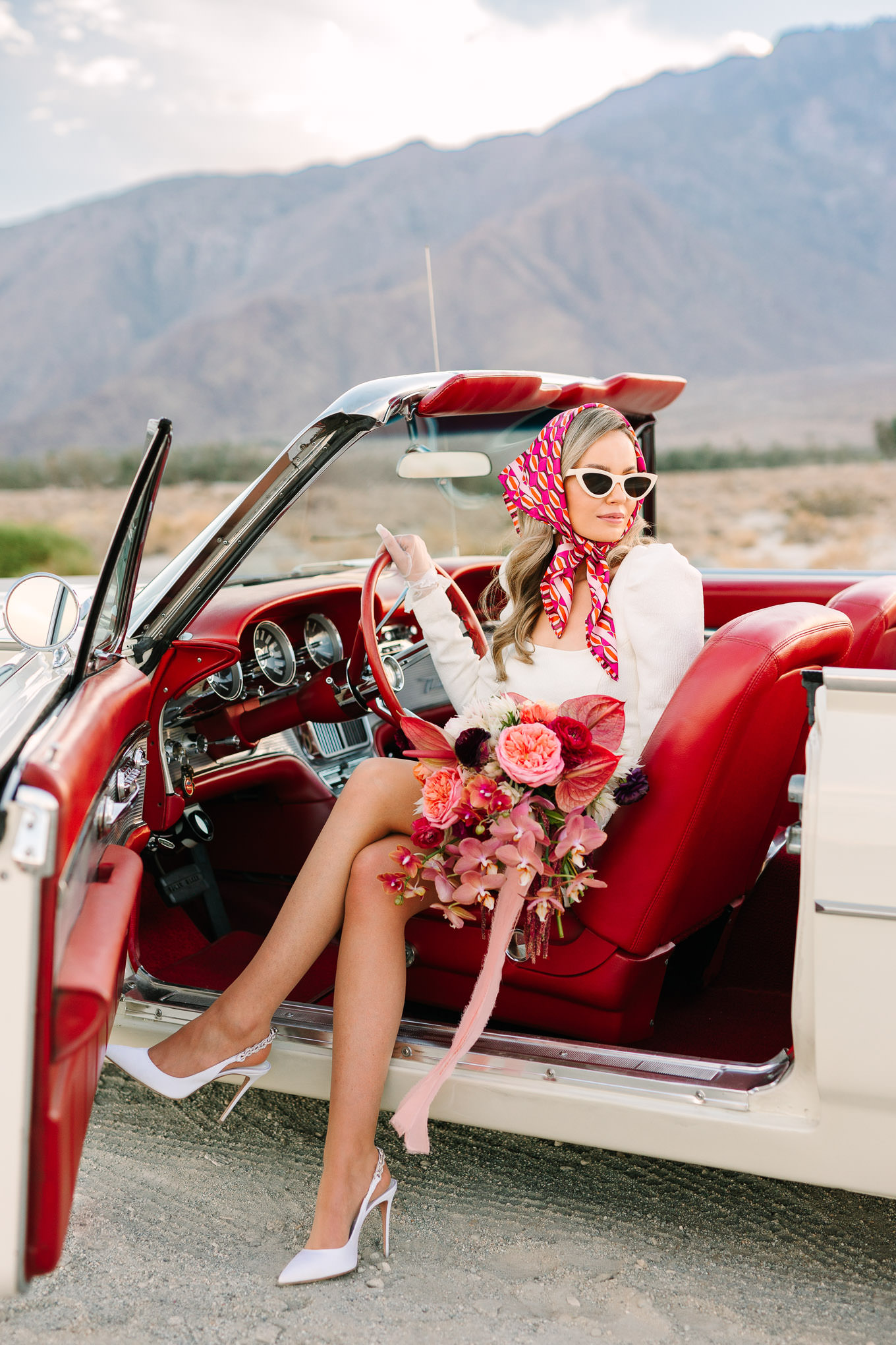 Palm Springs elopement with classic car | Wedding and elopement photography roundup | Los Angeles and Palm Springs photographer | #losangeleswedding #palmspringswedding #elopementphotographer Source: Mary Costa Photography | Los Angeles