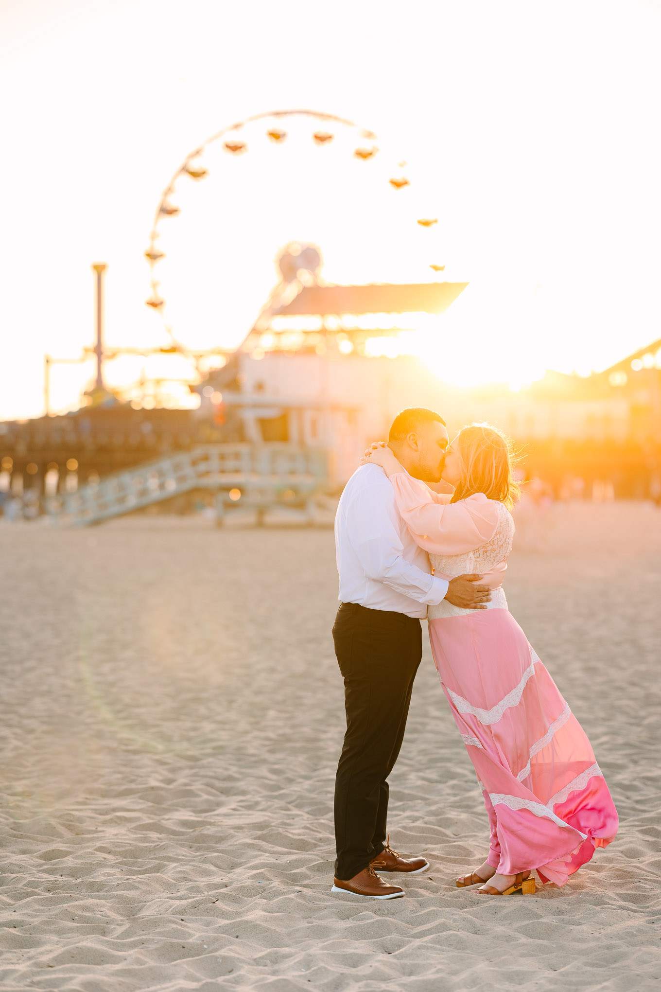 Santa Monica Pier engagement session | Wedding and elopement photography roundup | Los Angeles and Palm Springs photographer | #losangeleswedding #palmspringswedding #elopementphotographer Source: Mary Costa Photography | Los Angeles