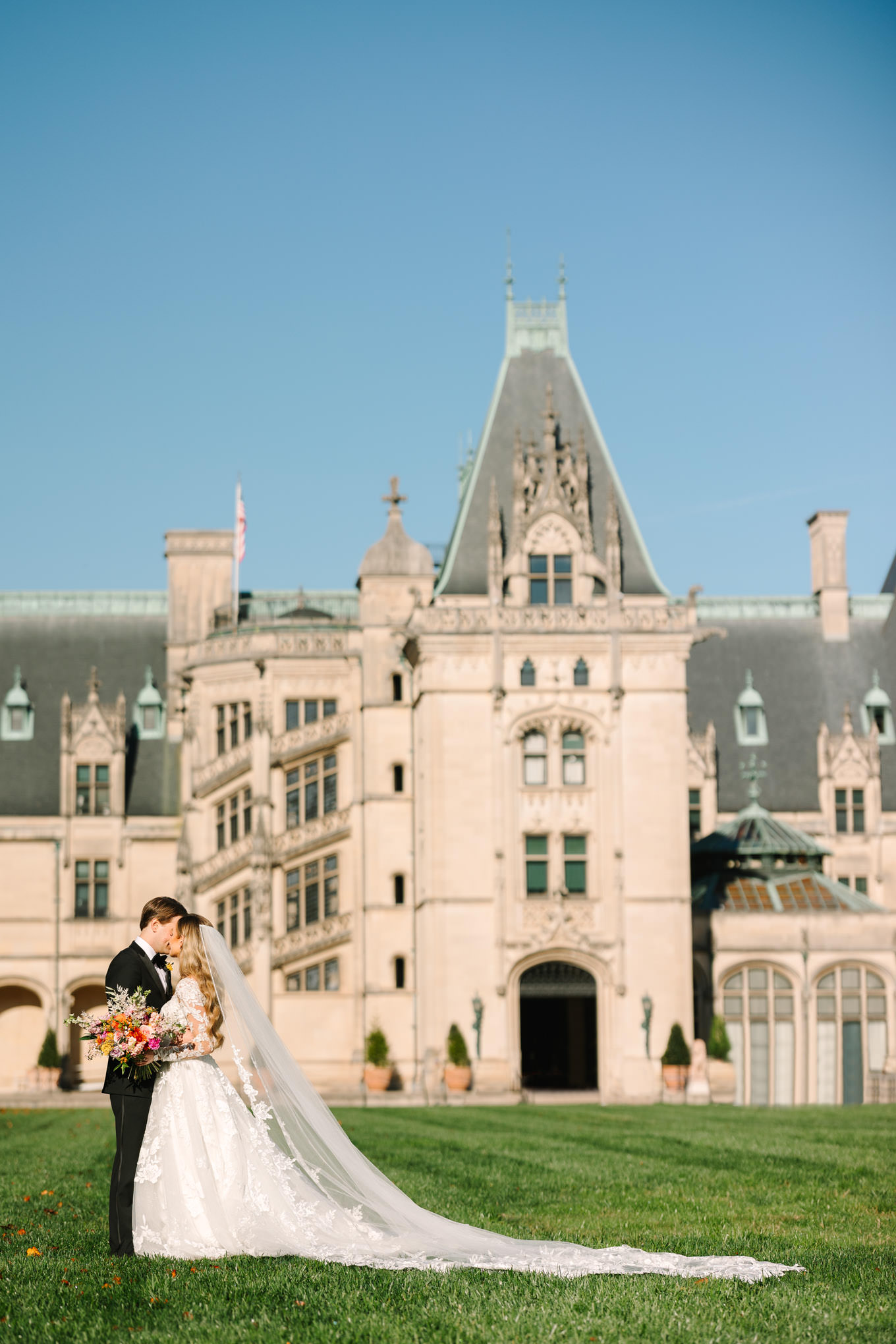 Biltmore Estate wedding in North Carolina | Wedding and elopement photography roundup | Los Angeles and Palm Springs photographer | #losangeleswedding #palmspringswedding #elopementphotographer Source: Mary Costa Photography | Los Angeles
