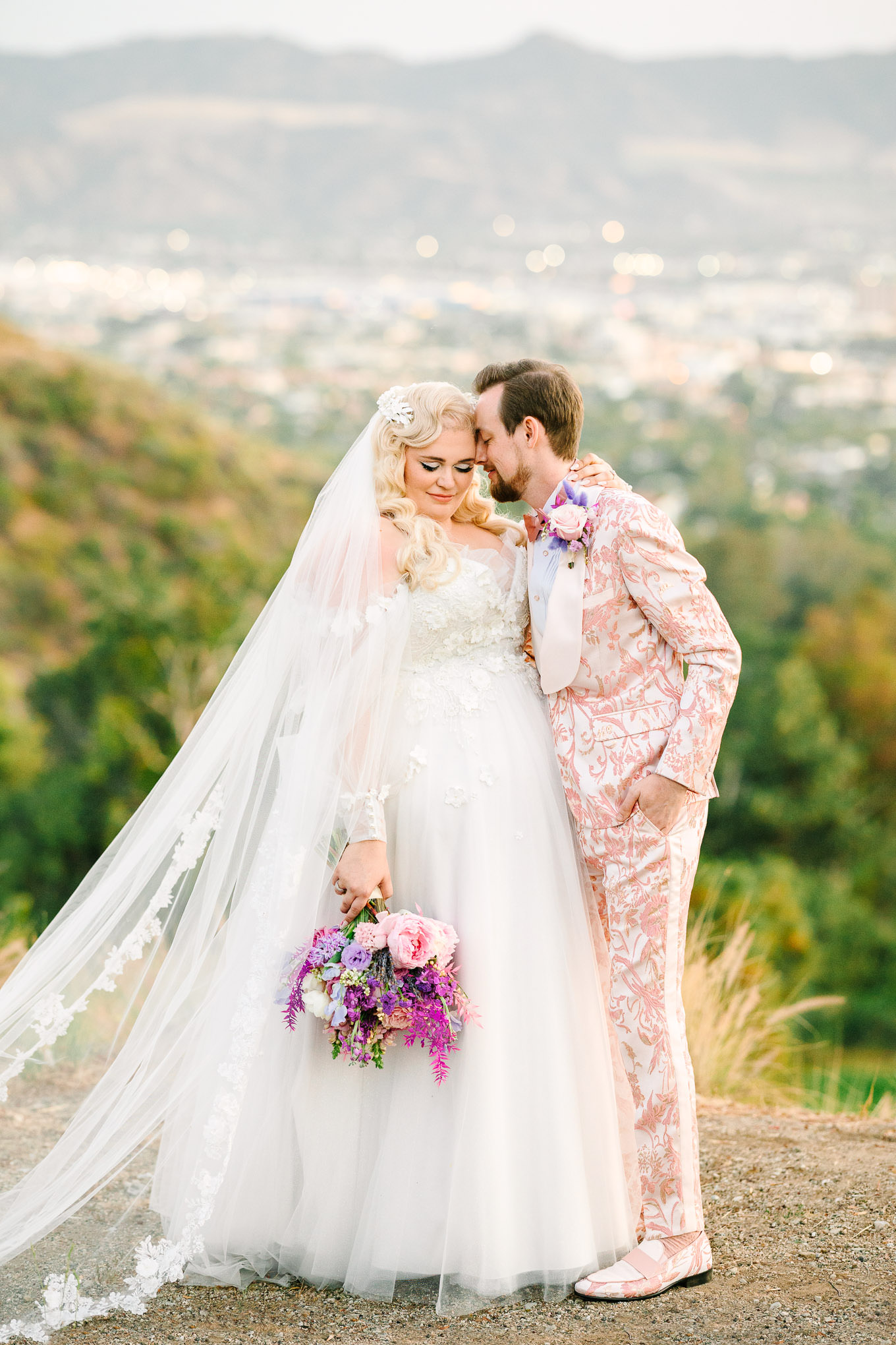 Heather Traska's wedding at Castaway Burbank | Wedding and elopement photography roundup | Los Angeles and Palm Springs photographer | #losangeleswedding #palmspringswedding #elopementphotographer Source: Mary Costa Photography | Los Angeles